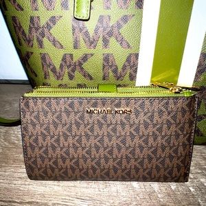 🚫Sold🚫 MK Jet Set Travel-Large Double Zip Wristlet💚